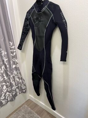 Aqua Lung Women’s 3mm Wetsuit Size 4 - Black